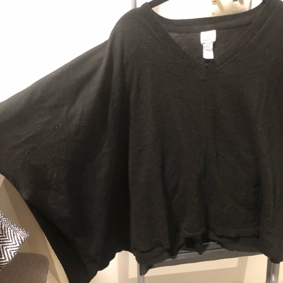 Women’s V-Neck Pullover Poncho Sweater in Black - One Size - Picture 2 of 3